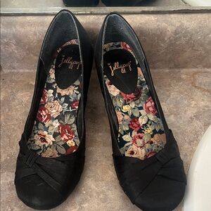 Jellypop Black Knotted Round-Toe Heels with Floral Insole